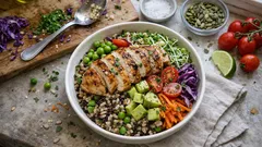 Σαλάτα-γεύμα με καστανό & μαύρο ρύζι, κοτόπουλο και dressing λάιμ-γιαουρτιού