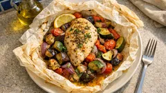 Κοτόπουλο με λαχανικά στη λαδόκολλα: ζουμερό, αρωματικό και χωρίς πολλή δουλειά