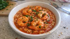 Γαρίδες γιουβέτσι στην κατσαρόλα: μελωμένο κριθαράκι με πλούσια bisque