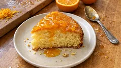 Αφράτο κέικ πορτοκαλιού με χυμό και ξύσμα — γυαλιστερό τελείωμα με μαρμελάδα