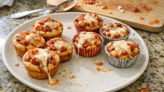 Pizza cupcakes στο ταψί: ατομικές πιτσούλες με σάλτσα ντομάτας και μοτσαρέλα
