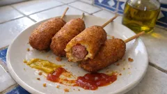 Σπιτικά corn dogs σαν καντίνα: τραγανά έξω, ζουμερά μέσα