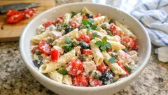 Γιορτινή μακαρονοσαλάτα με κρεμώδη σος φέτας – μένει ζουμερή μέχρι το σερβίρισμα