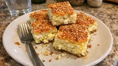 Παριανή τυρόπιτα χωρίς φύλλο: τραγανή κρούστα με φέτα, γιαούρτι και σουσάμι