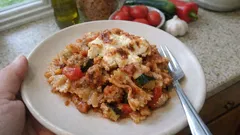 Ζυμαρικά ολικής στο φούρνο με λουκάνικο και λαχανικά – χορταστικό ταψί