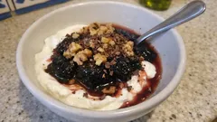 Δαμάσκηνα ποσέ σε μαυροδάφνη με γιαούρτι και καρύδια – εύκολο γλυκό χωρίς ψήσιμο