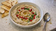 Baba ganoush με ψητή μελιτζάνα: κρεμώδες ντιπ με ταχίνι, λεμόνι και ρόδι