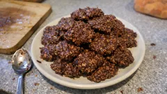 Μπισκότα βρώμης με σοκολάτα χωρίς ψήσιμο – έτοιμα στην κατσαρόλα, δένουν στο ψυγείο