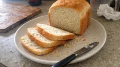 Σπιτικό ψωμί τοστ στον αρτοπαρασκευαστή: αφράτο, σταθερό και χωρίς ζύμωμα