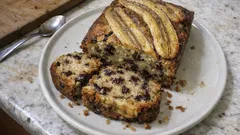 Εύκολο κέικ μπανάνας χωρίς ζάχαρη – αφράτο και ζουμερό με σταγόνες σοκολάτας