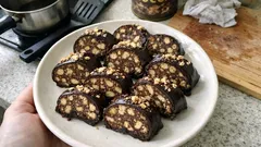 Καριόκες με μπισκότο, καρύδι και κονιάκ – σφιχτές φέτες με γυαλιστερή κουβερτούρα